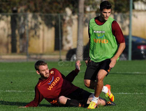 http://www.pagineromaniste.com/wp-content/uploads/2011/11/De-Rossi-Lamela-allenamento-asroma.png