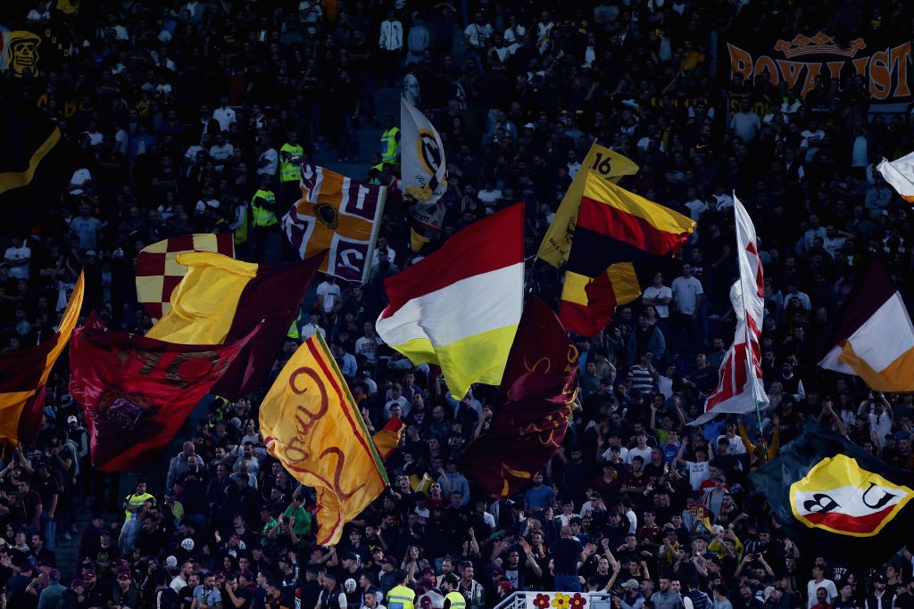 Roma-Napoli, Coreografia In Tevere. La Curva Sud Carica La Squadra ...