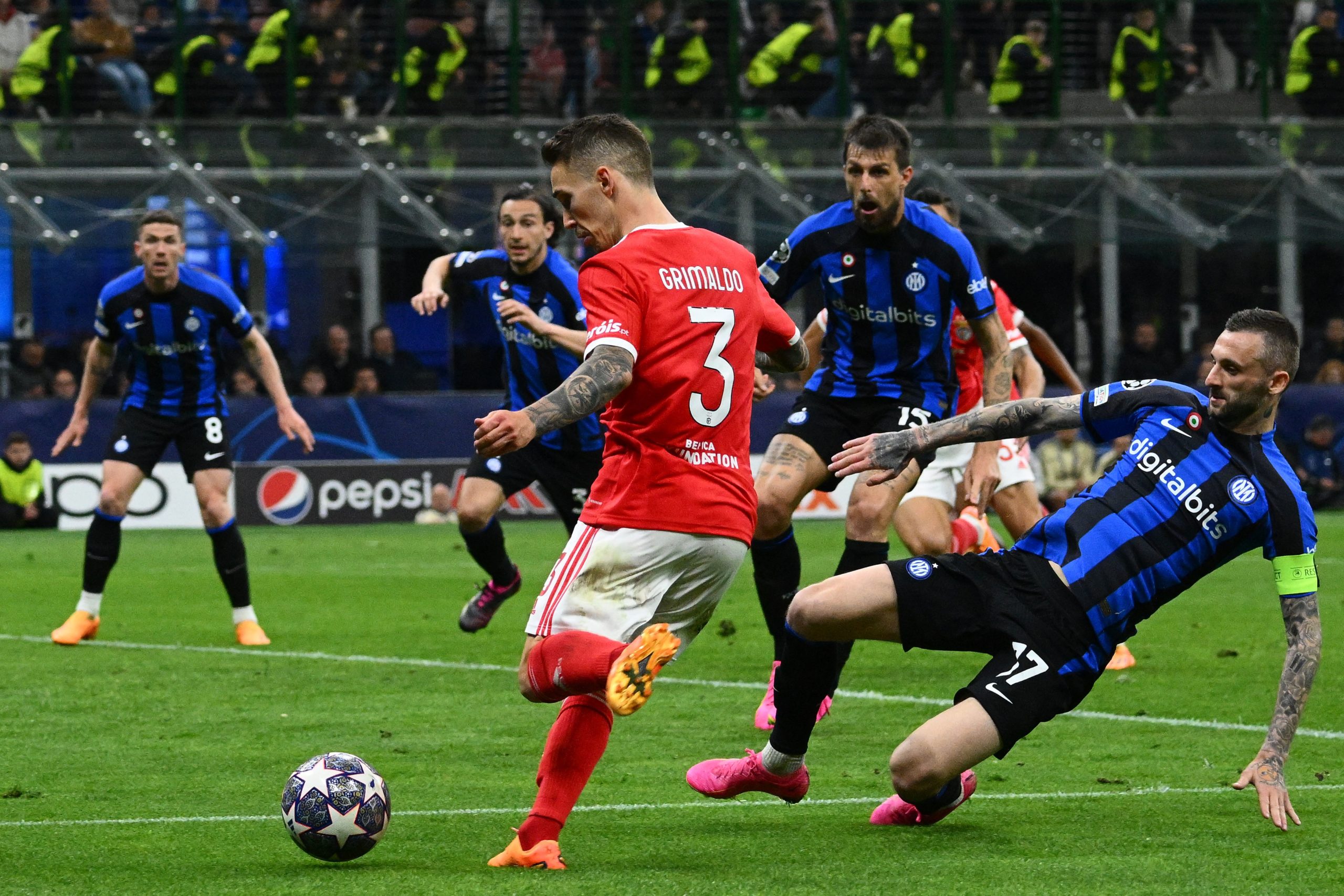 Champions League, L'Inter Pareggia Con Il Benfica 3-3 E Vola In ...