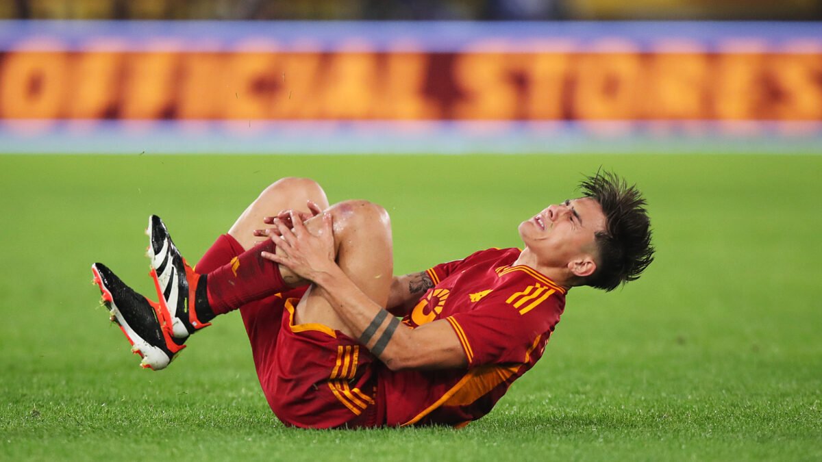 Roma, piccola lesione all’adduttore lungo della coscia destra per Dybala. Salta il Sassuolo e la convocazione con l’Argentina