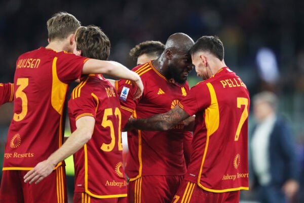 Roma-Sassuolo, le probabili formazioni dei quotidiani: Dybala out, ballottaggio Aouar-Baldanzi. C’è Lukaku