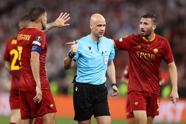 IFFHS, la classifica dei migliori arbitri del 2023: c’è Taylor. Ecco in che posizione si trova il fischietto di Siviglia-Roma