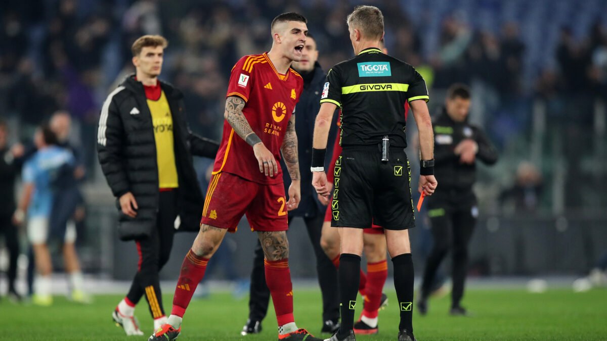 Lazio-Roma, la moviola dei quotidiani: è rigore su Castellanos. Orsato perde il controllo del match e dei cartellini