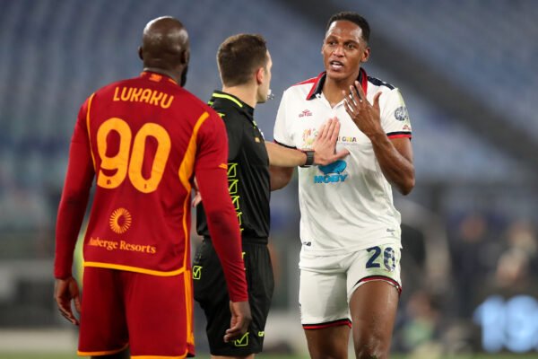 Roma-Cagliari, Mina in forte dubbio: problema al ginocchio per il difensore rossoblù