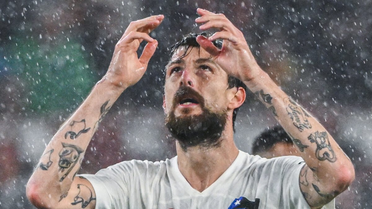 Roma-Inter, gestaccio di Acerbi verso i tifosi giallorossi dopo il gol