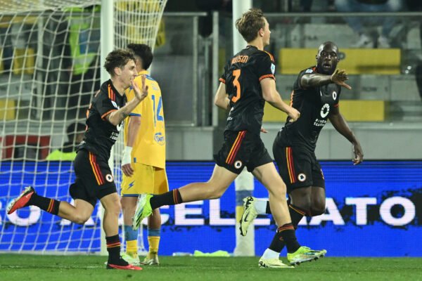 Perla di Huijsen nel tris al Frosinone. De Rossi vince la seconda trasferta di fila