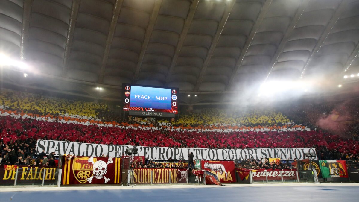 Roma-Brighton, il Regno Unito indignato per gli striscioni esposti in curva sud