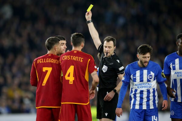 Tutti zitti davanti ai torti arbitrali. Meno male che De Rossi c’è