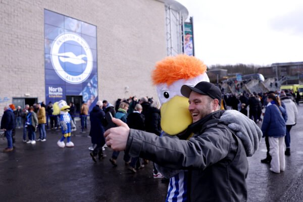Arrivati 4 mila tifosi del Brighton. Già presidiati pub e monumenti