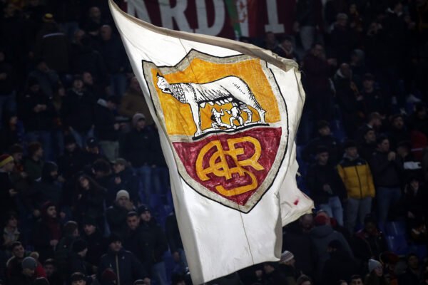 Roma, ecco i dettagli della quarta maglia che sarà utilizzata nel derby: torna il vecchio stemma