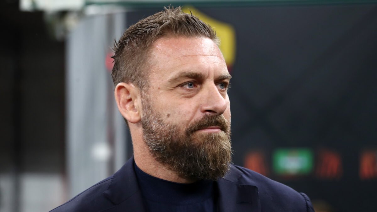 La conferenza stampa di De Rossi: “Farò delle richieste a giugno, ma con questa squadra ho fatto cose incredibili. Dybala sta bene. Dovremo avere grande rispetto della Juve” – VIDEO