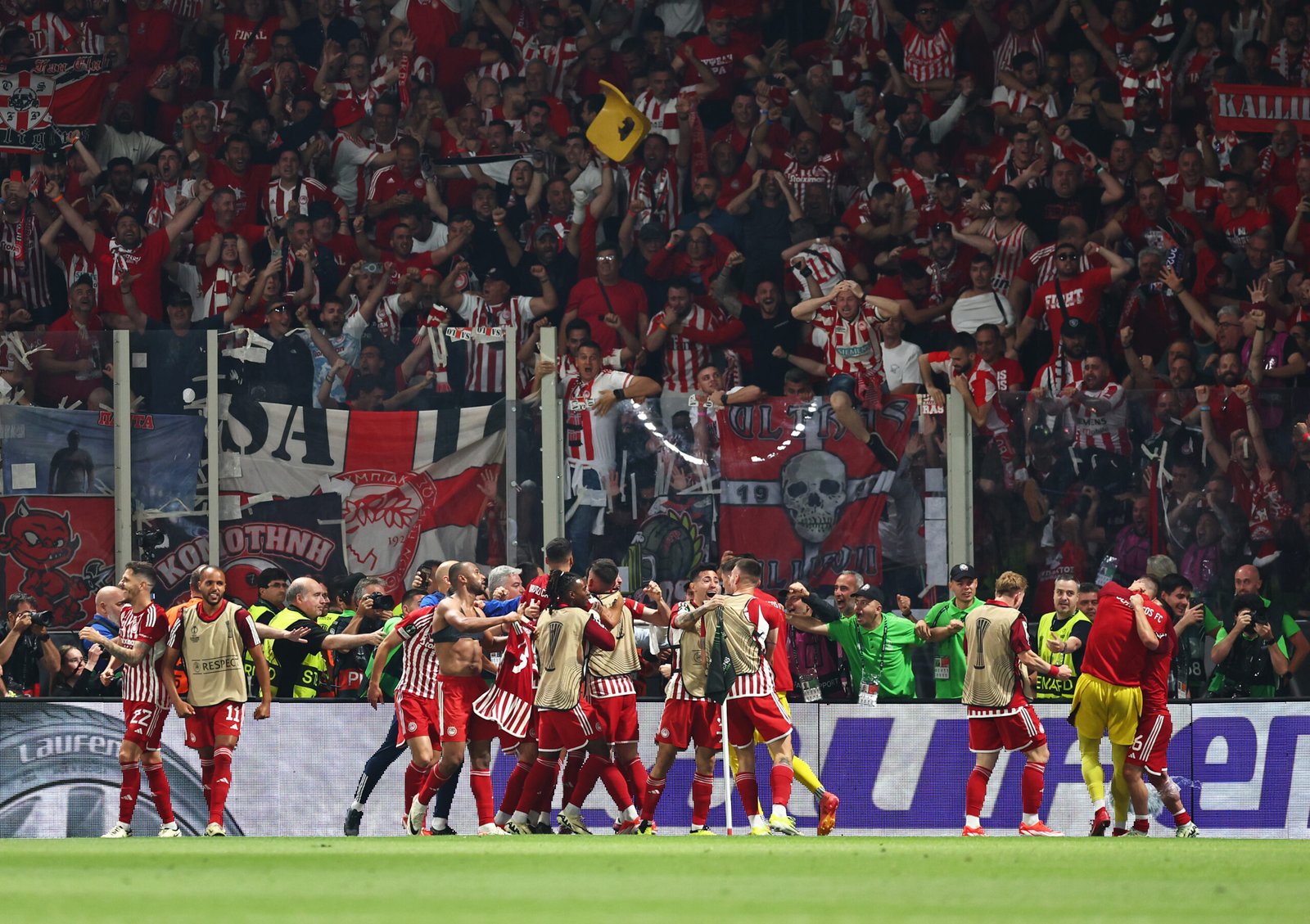 Conference League, Olympiakos-Fiorentina 1-0. La Roma resta l’unica italiana ad aver trionfato nella competizione