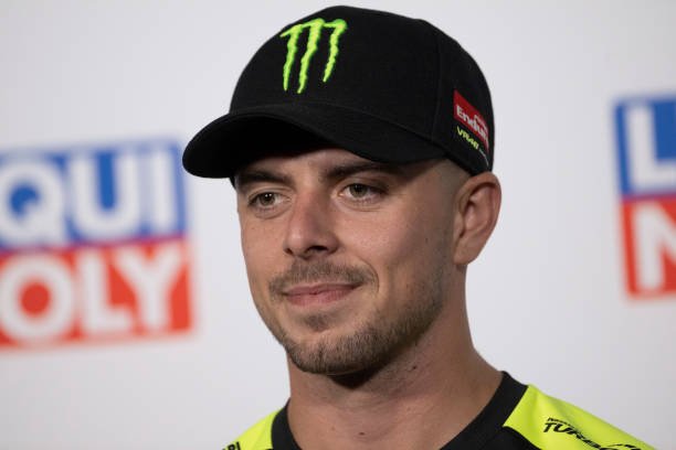 Trigoria, visita al centro sportivo giallorosso per Di Giannantonio. Il pilota dona il proprio casco all’archivio del club – VIDEO