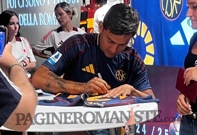 Roma, Dybala incontra i tifosi allo Store di Via del Corso – FOTO