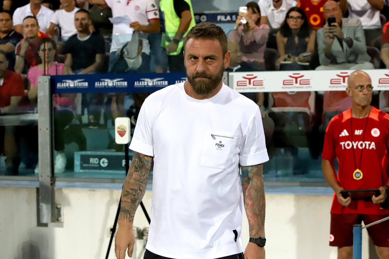 Roma, la squadra di De Rossi in partenza da Fiumicino alla volta di Genoa – VIDEO