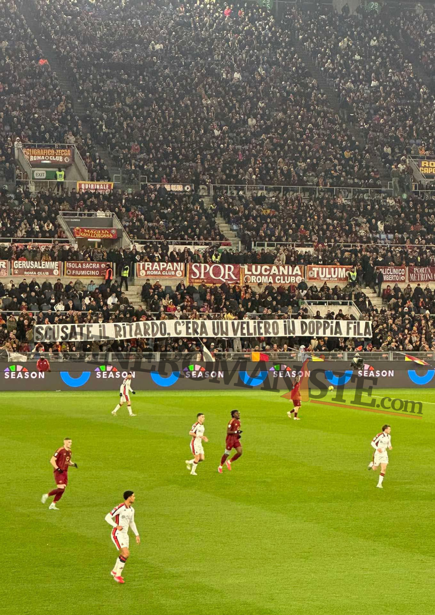 Roma-Genoa, sfottò ai laziali in Tevere: “Scusate il ritardo, c’era un veliero in doppia fila” – FOTO