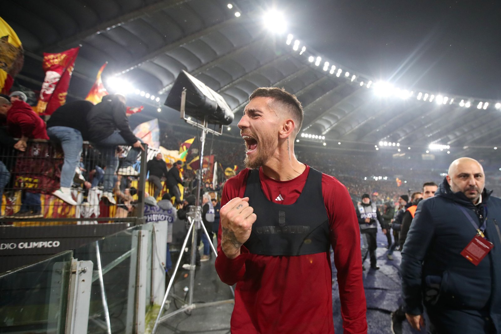 Pellegrini disegna un capolavoro: il derby (con rissa) è della Roma