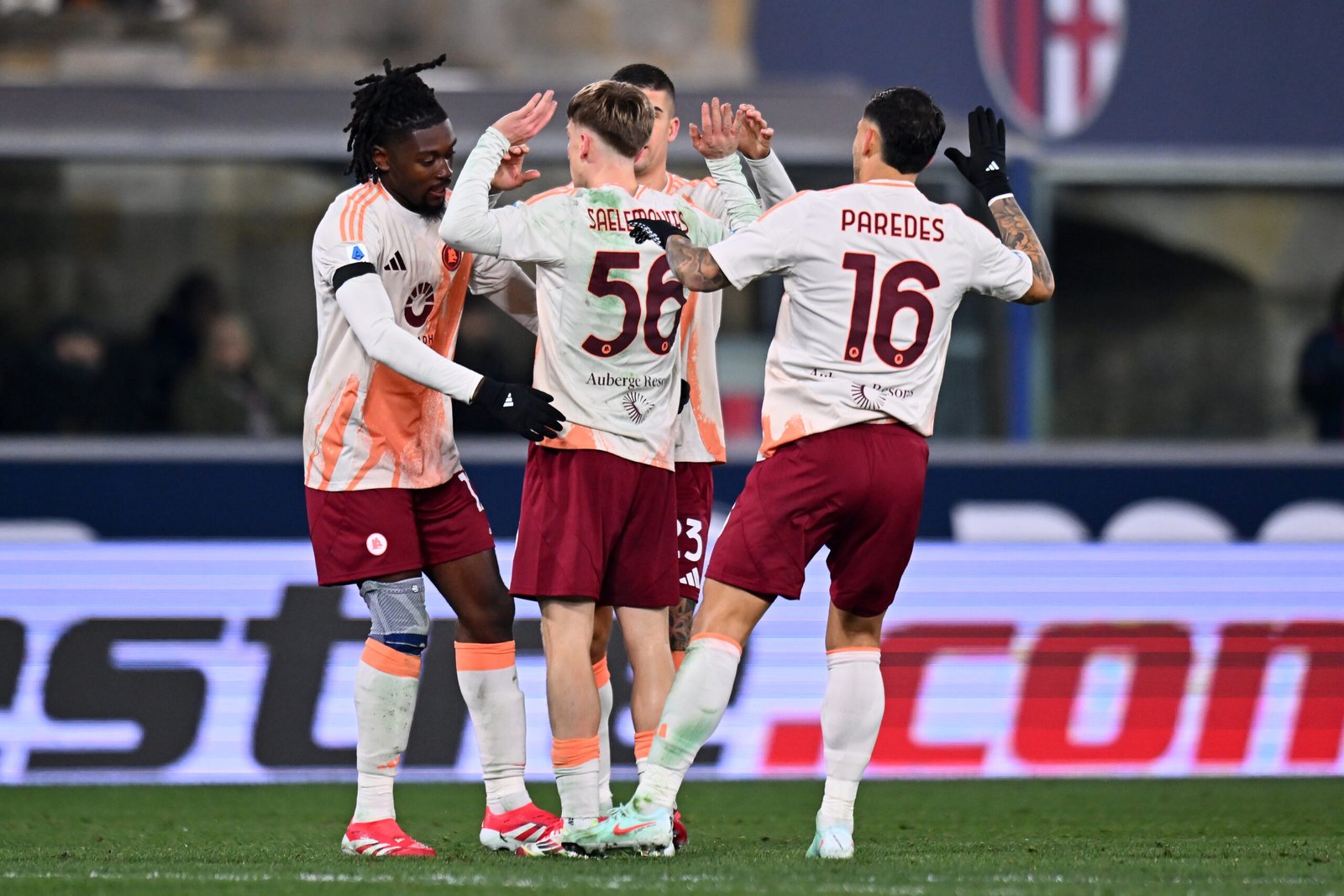 Gol di Saelemaekers, poi il blackout: la Roma si salva solo su rigore