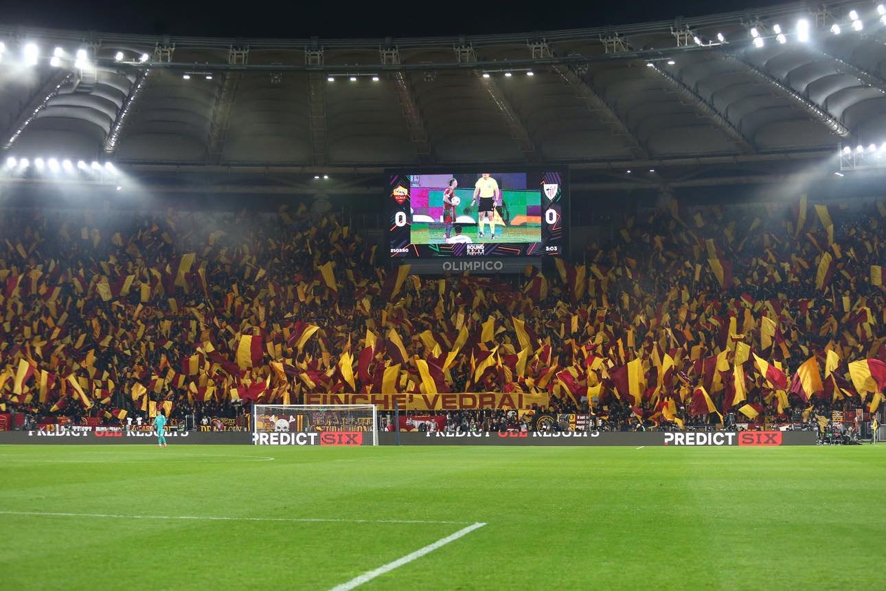 E all’Olimpico rispuntano le bandiere. Tuffo nel passato, atmosfera da brividi