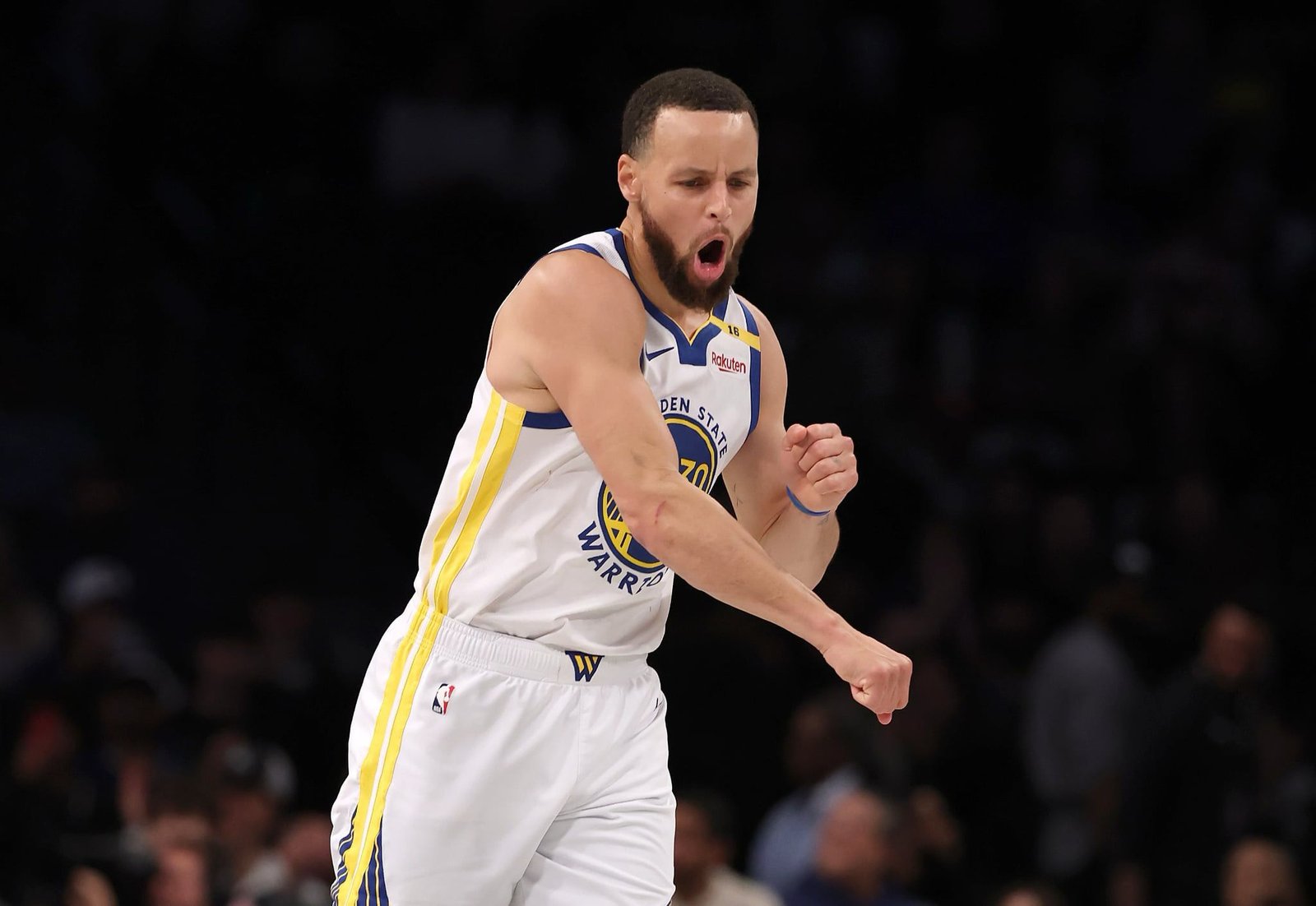NBA,  Golden State Warriors in tinte giallorosse: la tripla di Curry con la telecronaca di Zampa – VIDEO