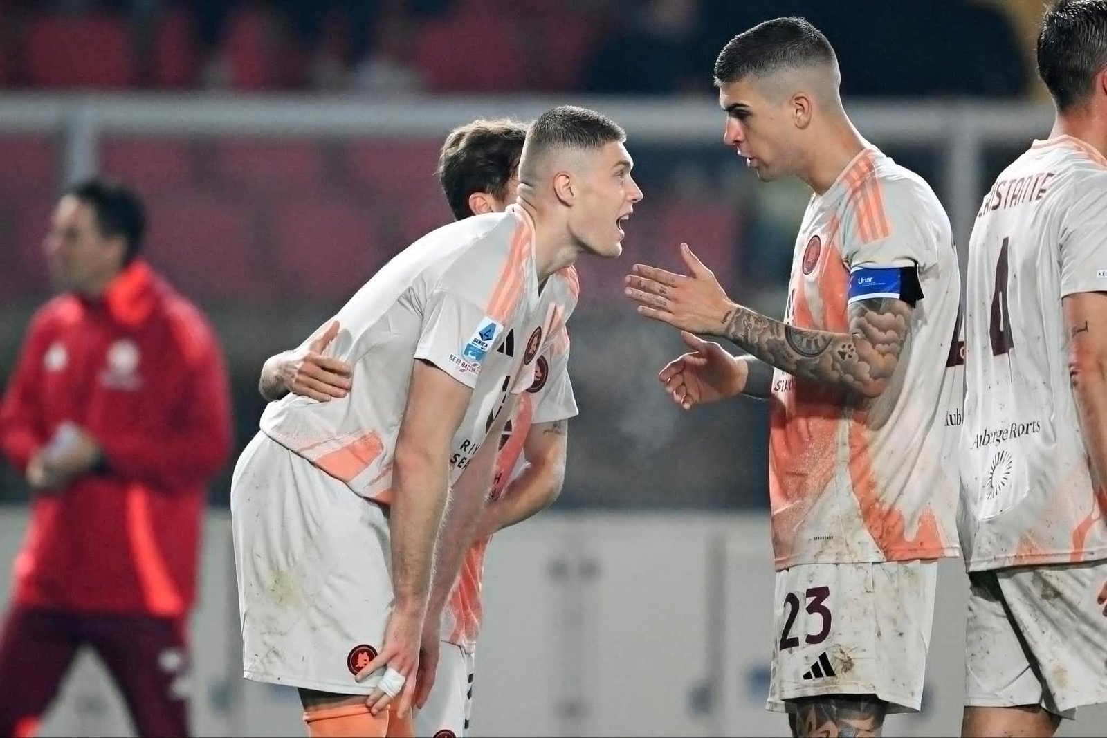 Lecce-Roma, Mancini da forza a Dovbyk dopo il gol: “Devi sfondarli tutti, sei forte!”. – VIDEO