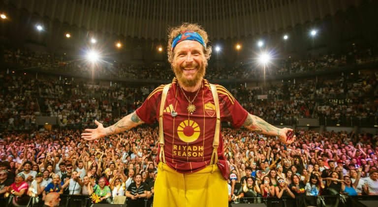 Jovanotti, 12 concerti e 12 sold out: il club giallorosso gli regala la maglia