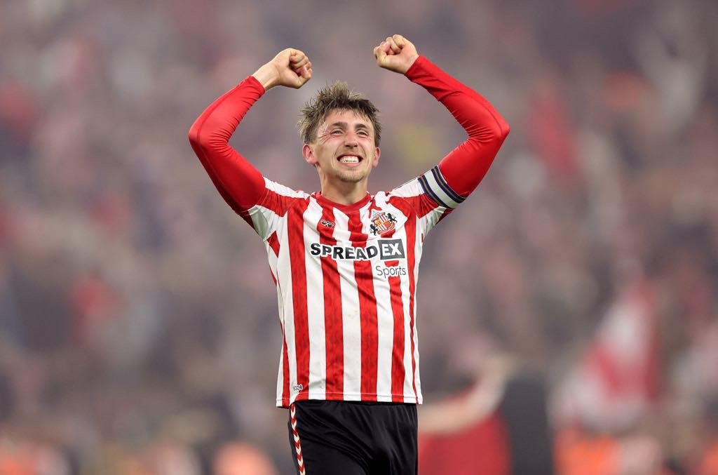 Mercato Roma, idea Dan Neil per il centrocampo: occhi sul capitano del Sunderland