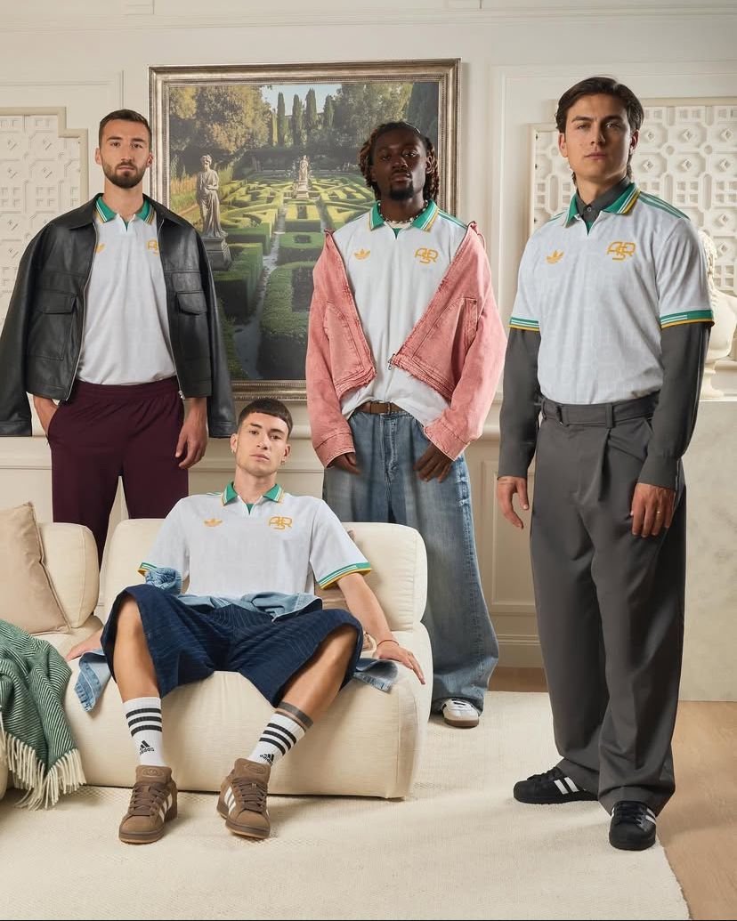 Roma, svelato il third kit: i giocatori esaltano la nuova maglia