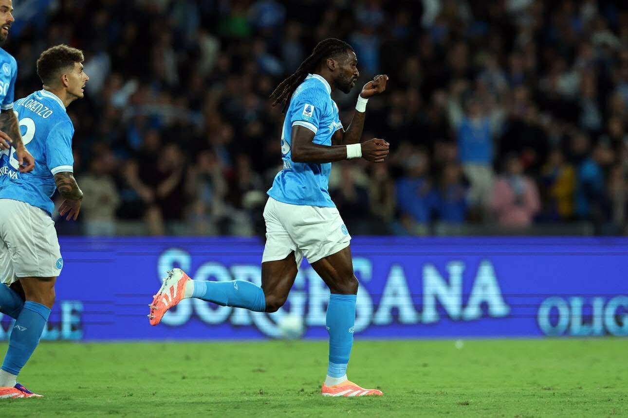 Napoli di ferro: rimonta il Genoa 2-1, torna in vetta ma perde Lobotka e Politano