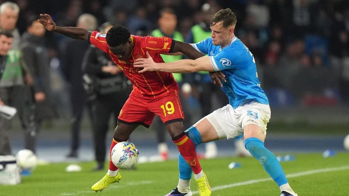 Paura al Maradona: malore per Banda durante Napoli-Lecce