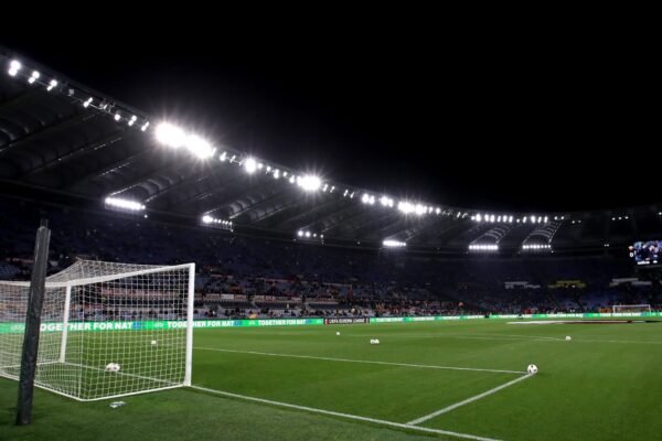 E la Sud dopo la scenografia a fine gara respinge la squadra