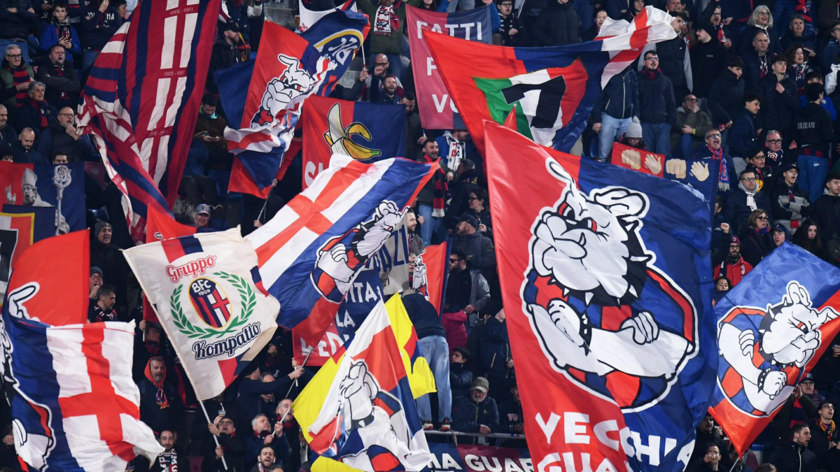 Disordini a Bologna-Roma: gli ultras giallorossi rubano una bandiera della Curva Costa – FOTO
