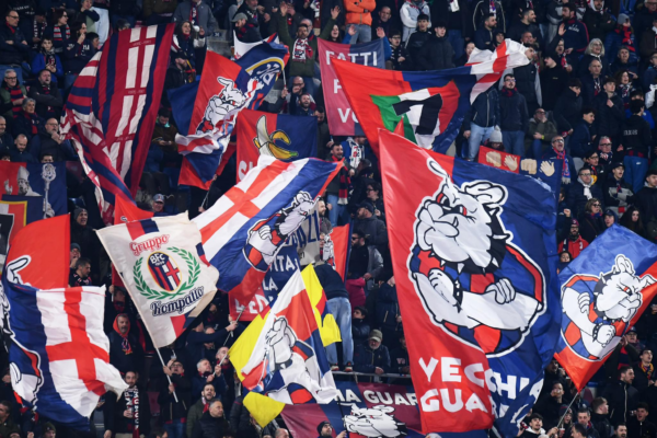 Disordini a Bologna-Roma: gli ultras giallorossi rubano una bandiera della Curva Costa – FOTO