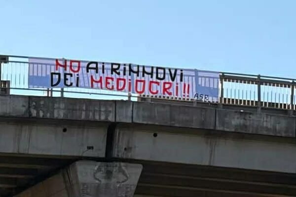 “No ai rinnovi dei mediocri” lo striscione contro i senatori – FOTO