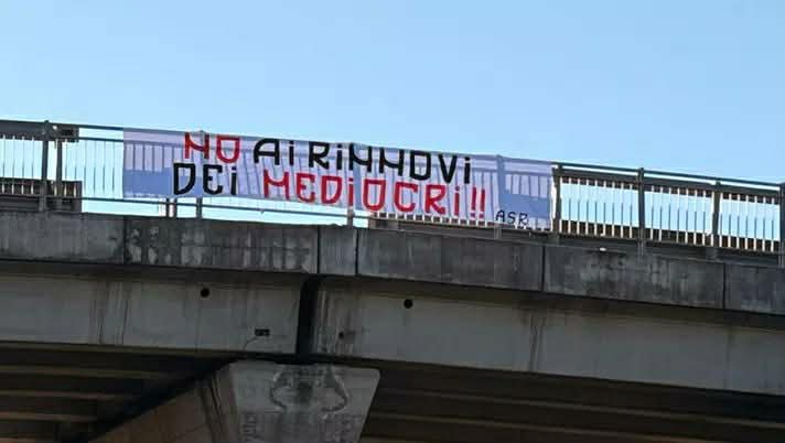 “No ai rinnovi dei mediocri” lo striscione contro i senatori – FOTO