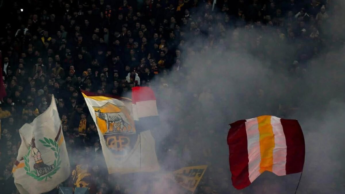 Roma-Atalanta, striscione in Curva: “Di inni al sole che risplendono su Roma immortale”