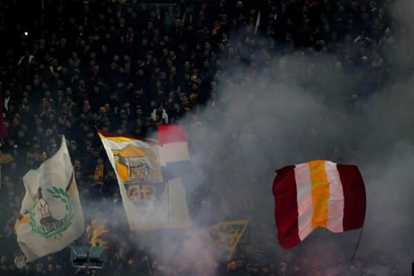 Roma-Atalanta, striscione in Curva: “Di inni al sole che risplendono su Roma immortale”