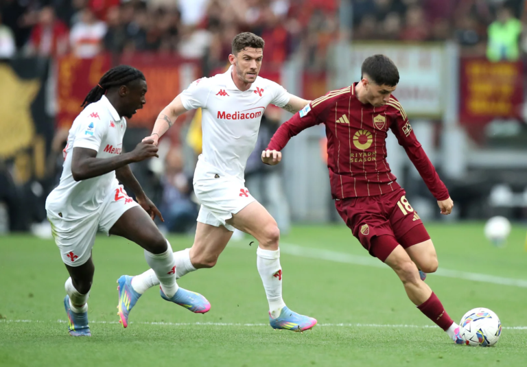 Fiorentina, Gosens e Parisi tornano in gruppo: il dubbio su Kean