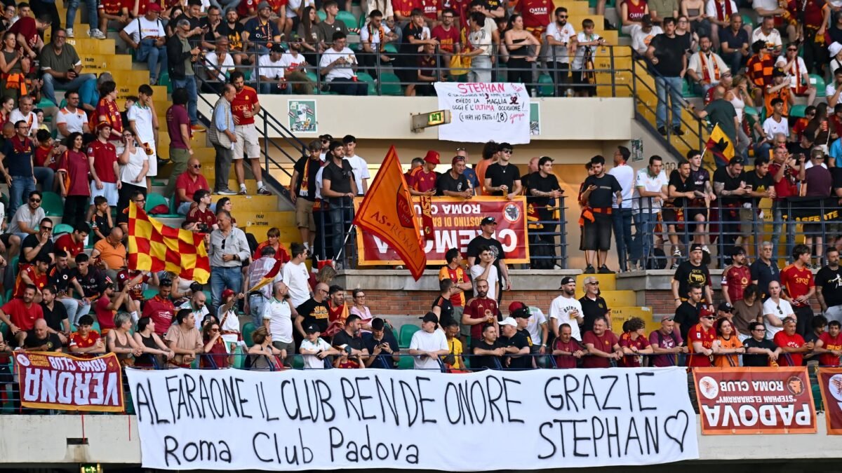 Striscione per El Shaarawy nel settore ospiti