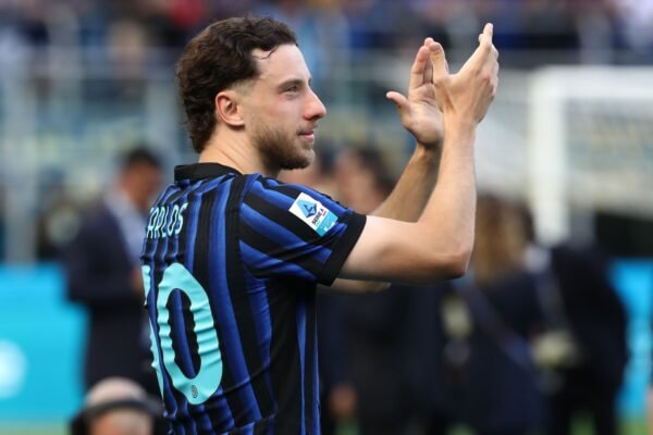 Roma, pista Carlos Augusto in salita: il brasiliano verso il rinnovo con l’Inter