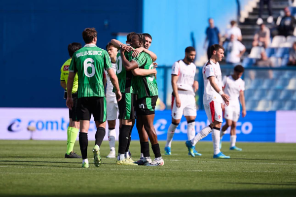 Serie A, il rosso di Tomori e il duo Berardi-Laurienté condannano il Milan: rossoneri a +6 sulla Roma