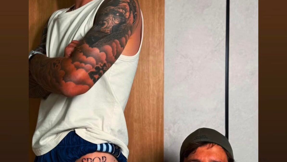 Roma, Gianluca Mancini si tatua l’acronimo SPQR