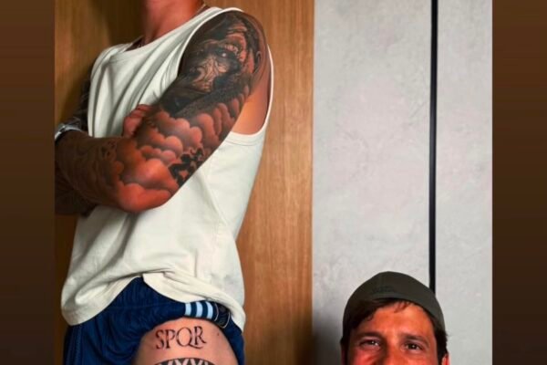 Roma, Gianluca Mancini si tatua l’acronimo SPQR