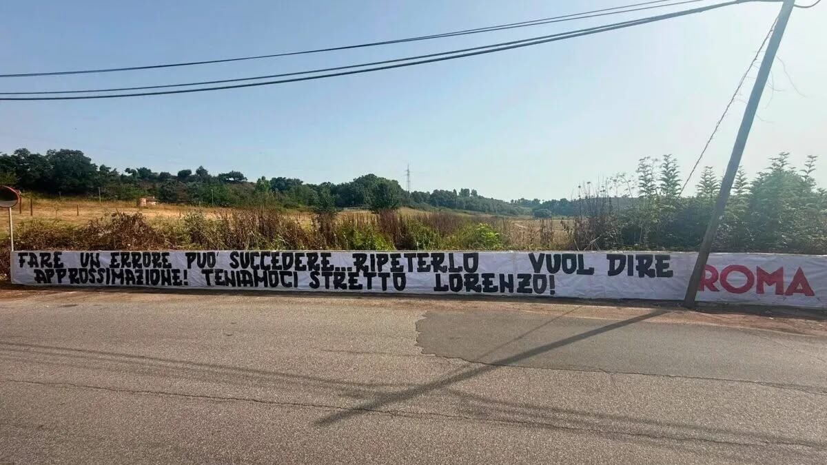 Roma, striscione per Pellegrini a Trigoria: “Teniamoci stretto Lorenzo”