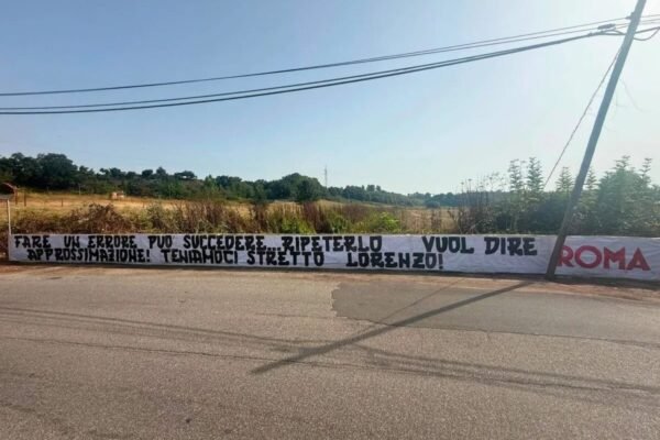 Roma, striscione per Pellegrini a Trigoria: “Teniamoci stretto Lorenzo”